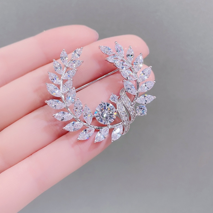 A bumper bumper brooch