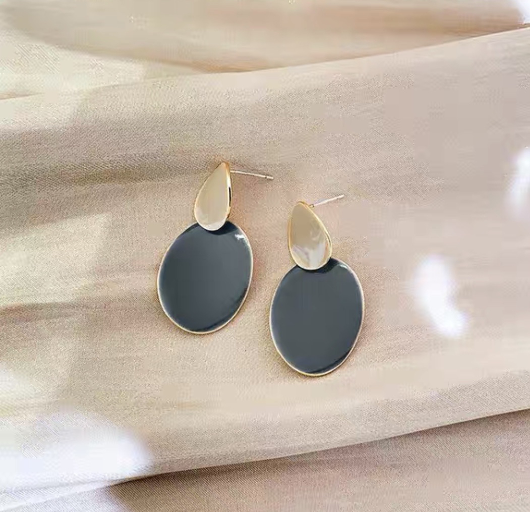 The new and fashionable Xiaoqingfeng summer stud earrings feature a simple and elegant style with a unique personality Item Picture