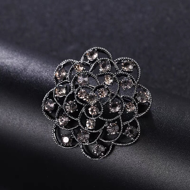 Hollow design brooch