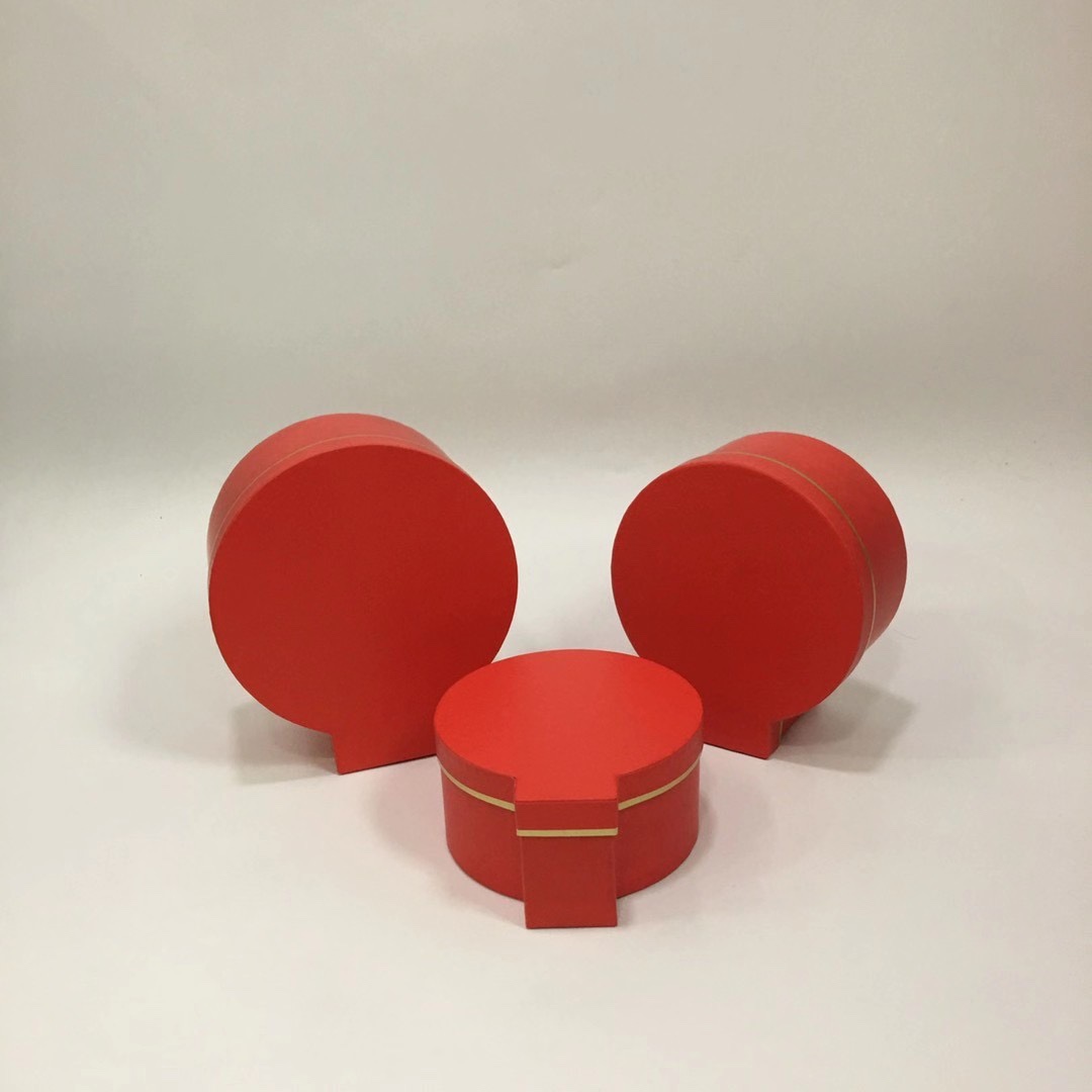 Red semi-circle beautifully opens the gift box
