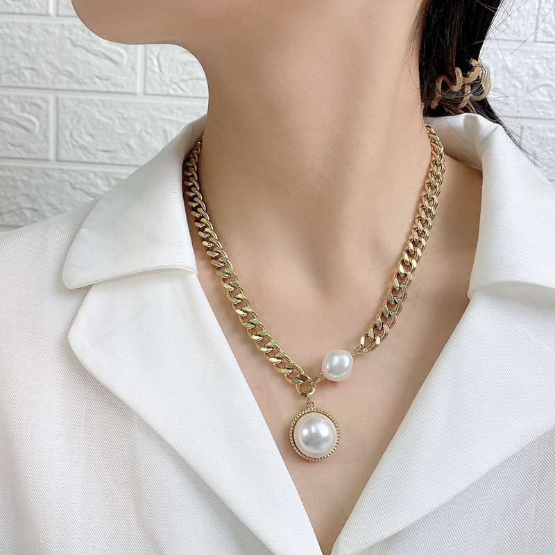 Korean exaggerated golden thick chain large pearl women's iron chain sweater and chain sweatshirt are fashionable and versatile for European and American trendsetters and Internet celebrities Application Scenario