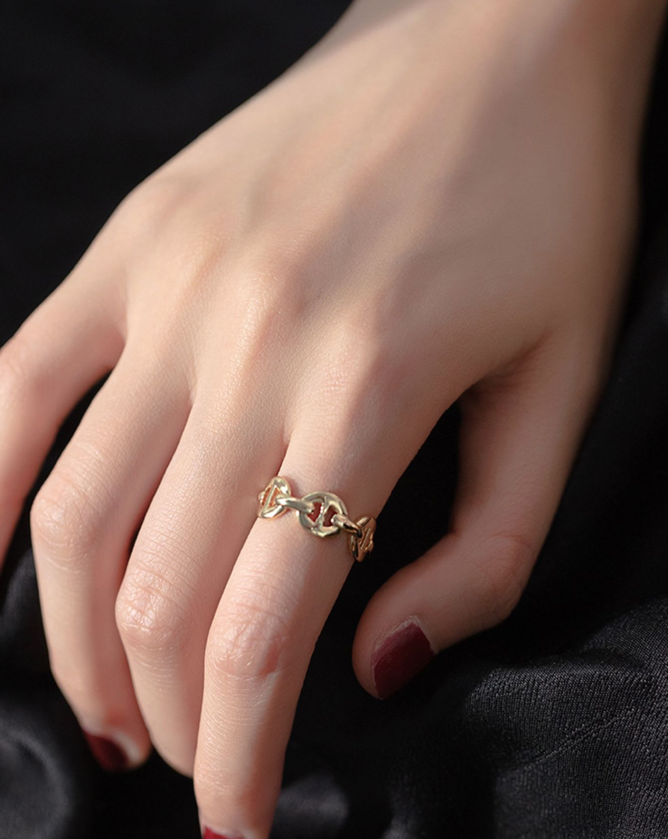 The pig nose ring is a fashionable, unique, and niche forest-themed retro cold style index finger ring. It's a hip-hop and simple ring trend Specification image
