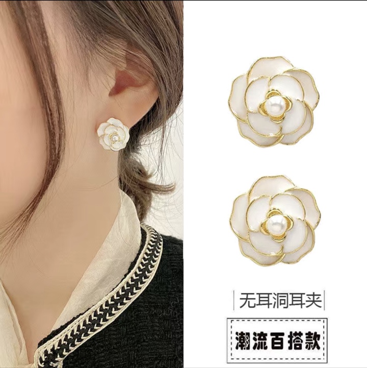 Stud earrings A31