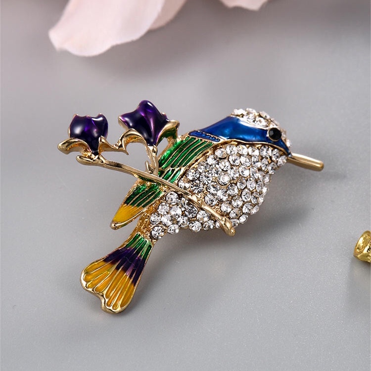 A magpie brooch thumbnail