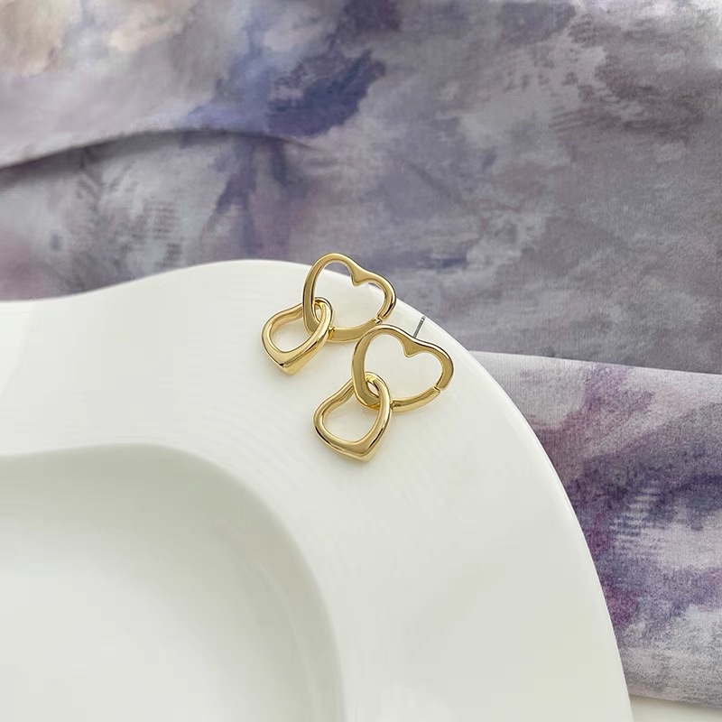Simple, compact and exquisite design summer shining romantic and luxurious earrings Application Scenario