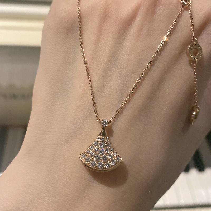 A new, light luxury design of a full-diamond fan-shaped dress necklace for women, a collarbone chain summer accessory