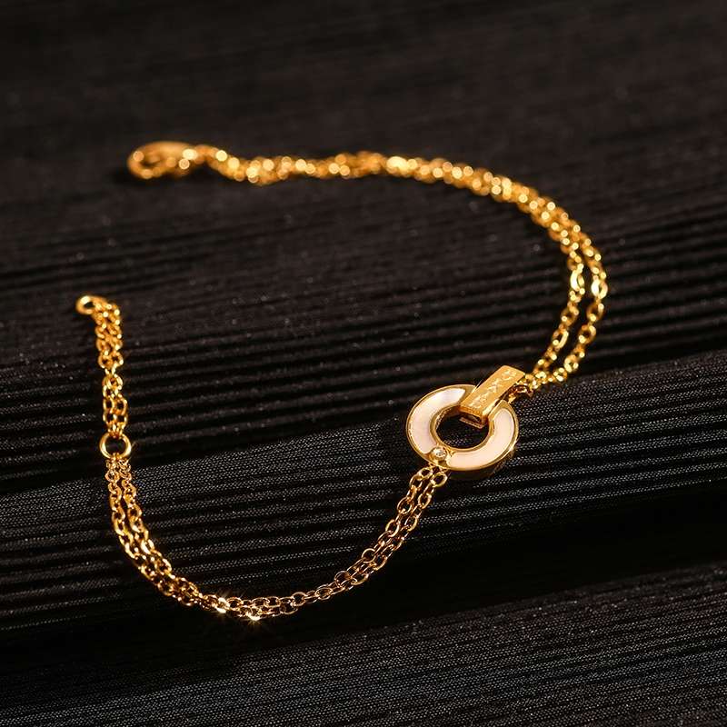High-end bracelet for women, light luxury, niche Japanese style, ins, niche design, never fades, trendy Application Scenario