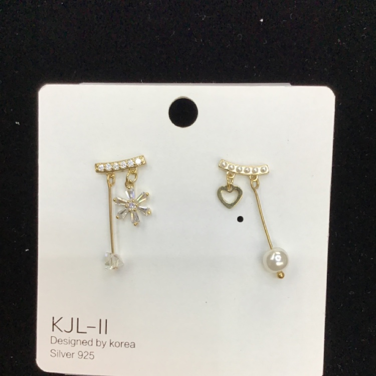 Earrings eee