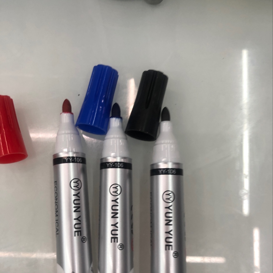 أقلام بيضاء Item Picture