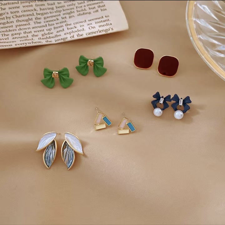 Stud earrings A76