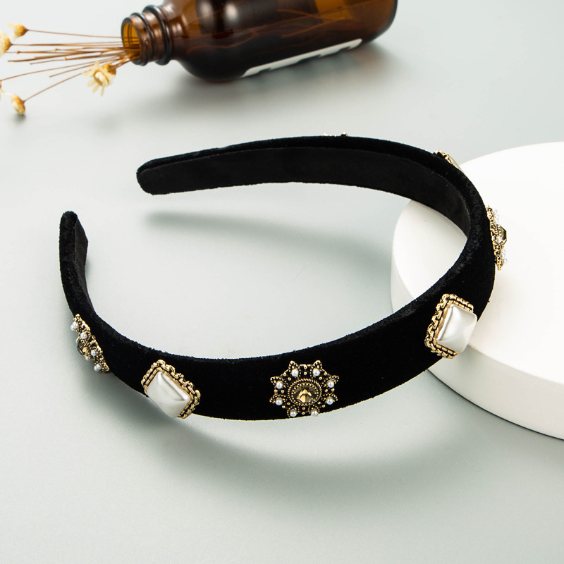 Retro and simple Baroque-style alloy flower pearl glass drill bit band full figure