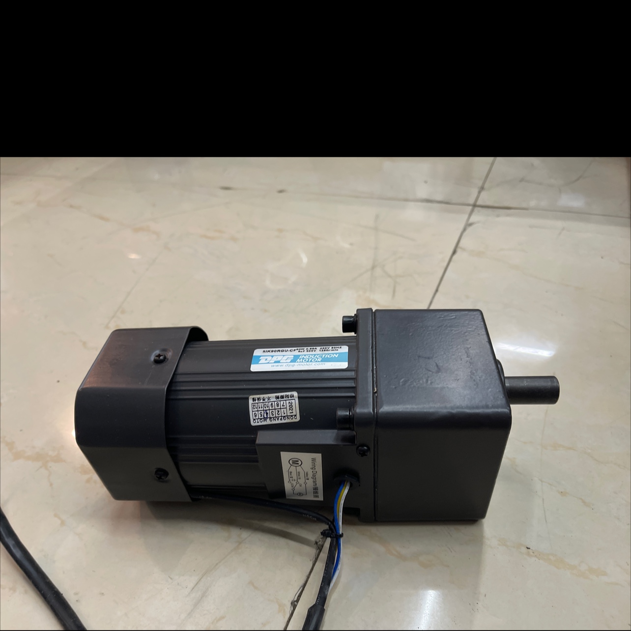 The conveyor motor of the shrink machine is from Guangxin Packaging Machinery Equipment, a well-established physical store with good quality and favorable prices