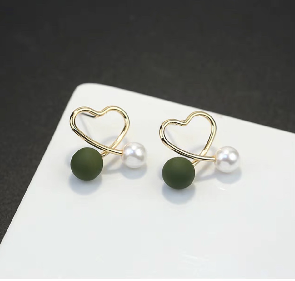Hollowed-out heart-shaped pearl earrings are simple, small, fashionable and cute for teenage girls Item Picture