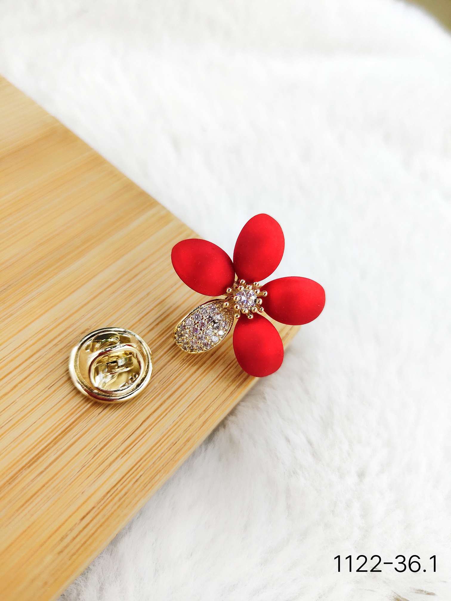 Korean-style fashionable little red flower high-end anti-glare overcoat suit accessory brooch details Picture