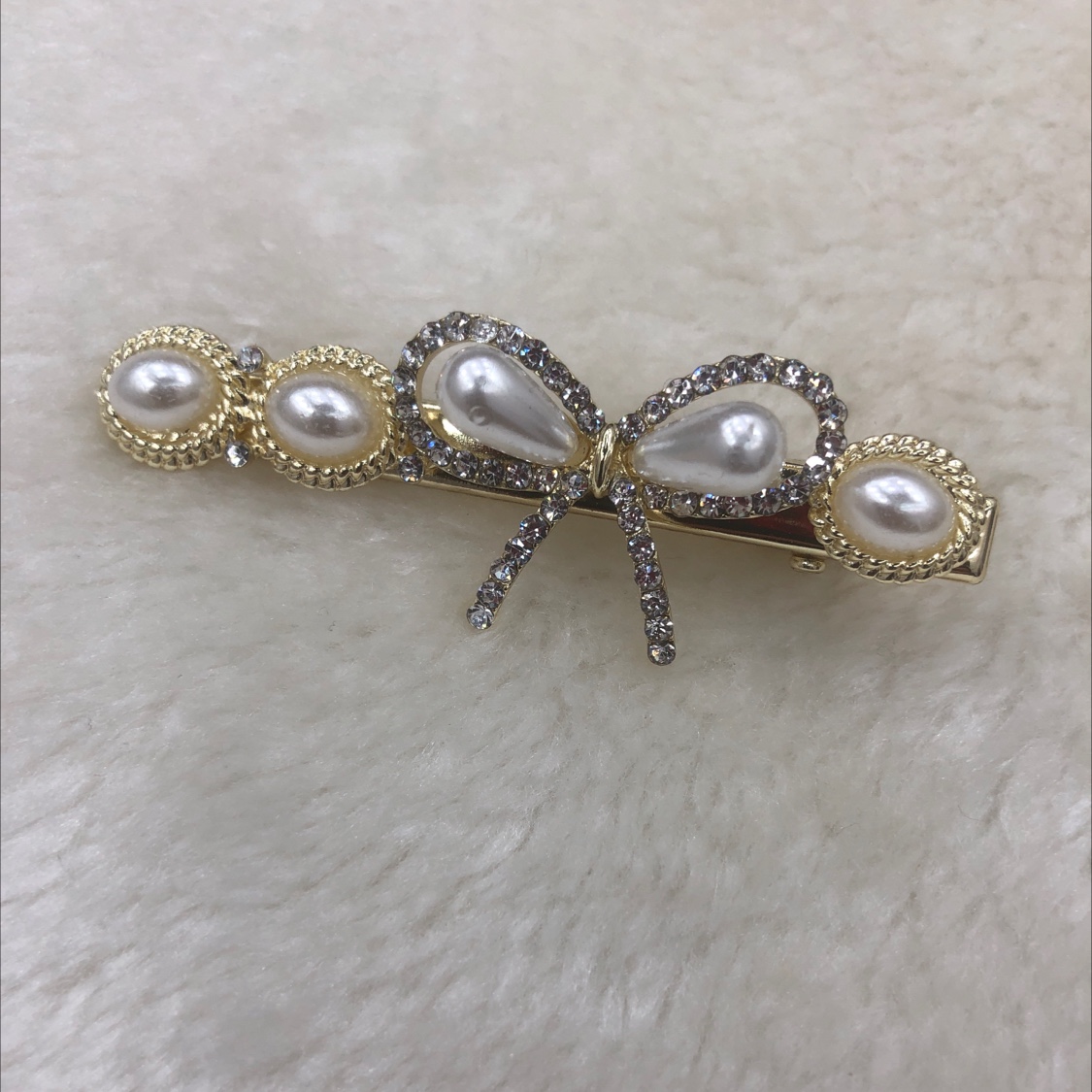 Pearl bow tie bobby pin