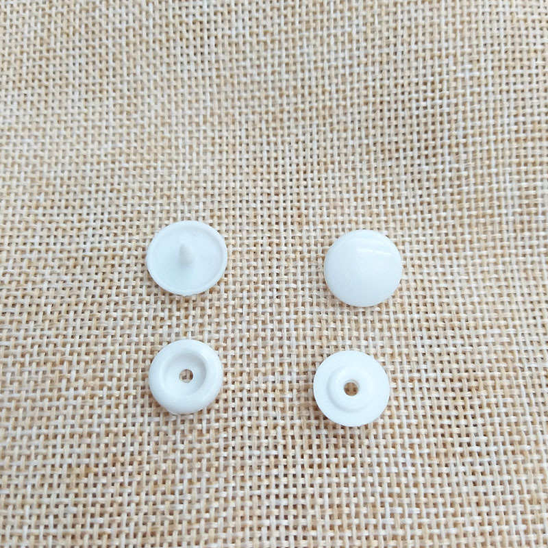 Wholesale of clothing accessories, resin four-piece buttons, resin buttons, plastic four-piece buttons and colored buttons Application Scenario