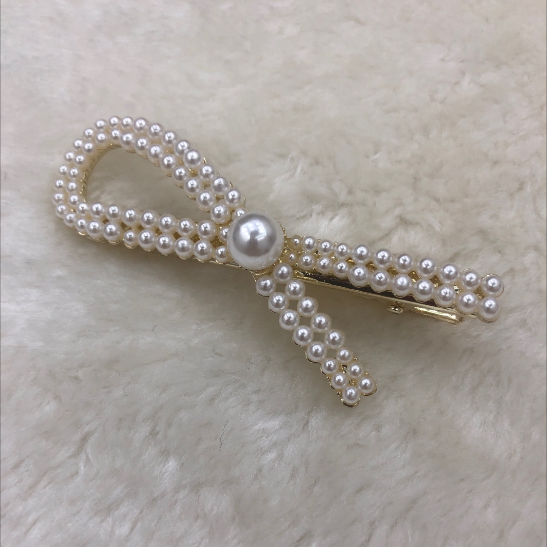 Hair clip with pearl streamer