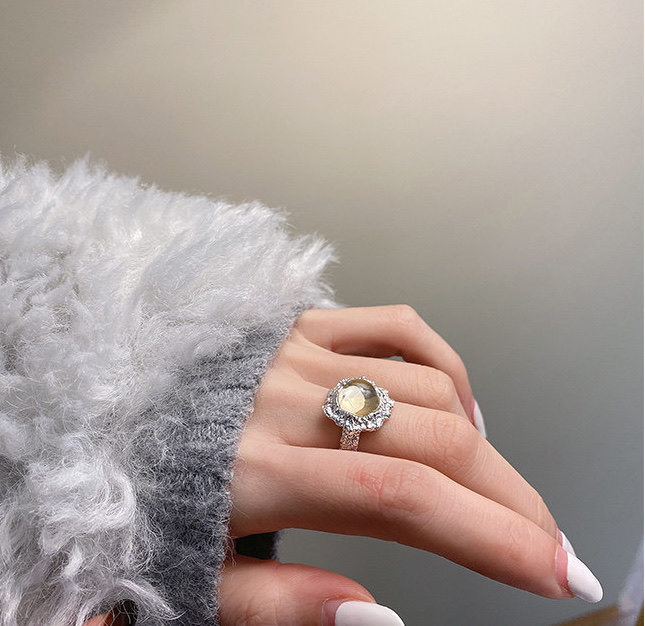 The national trend pure silver crystal arc-shaped index finger ring features a cold and elegant style. It is a high-end female Internet celebrity's light luxury, niche, exquisite and fashionable personality Application Scenario