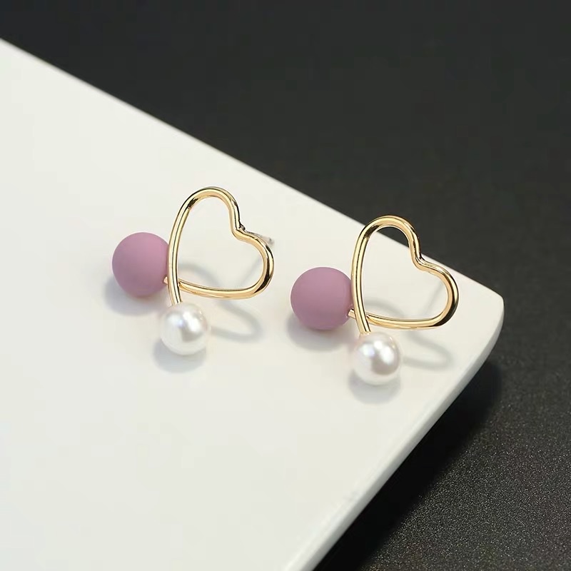 Hollowed-out heart-shaped pearl earrings are simple, small, fashionable and cute for teenage girls Specification image