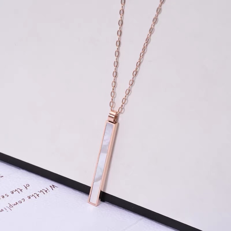 Simple and stylish Korean style necklace, versatile and elegant sweater chain, long style 15 Application Scenario