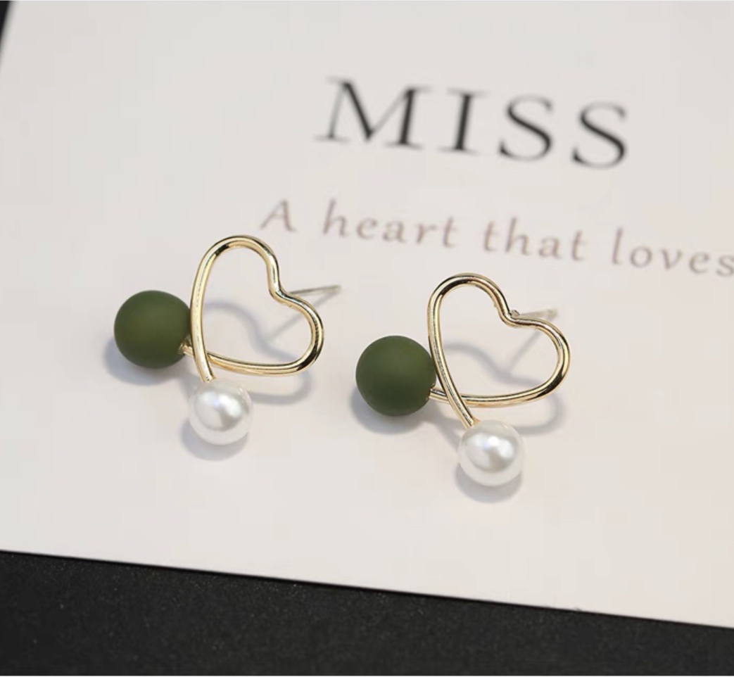 Hollowed-out heart-shaped pearl earrings are simple, small, fashionable and cute for teenage girls details Picture
