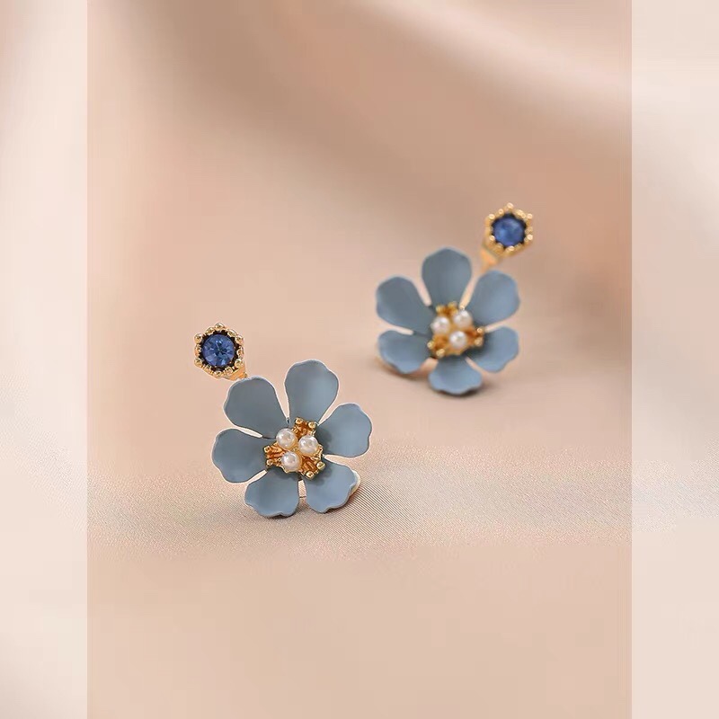 Three-dimensional design flower fashion personality goddess fan explosive earrings.