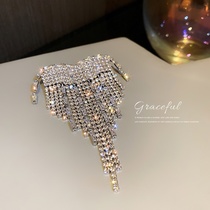 Grab chain brooch