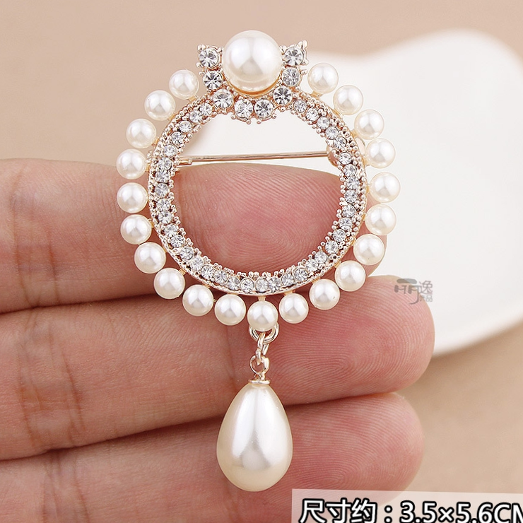 Pearl round brooch