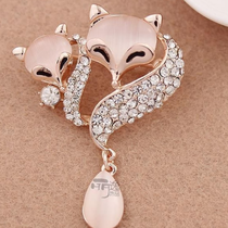 Cat's eye fox brooch