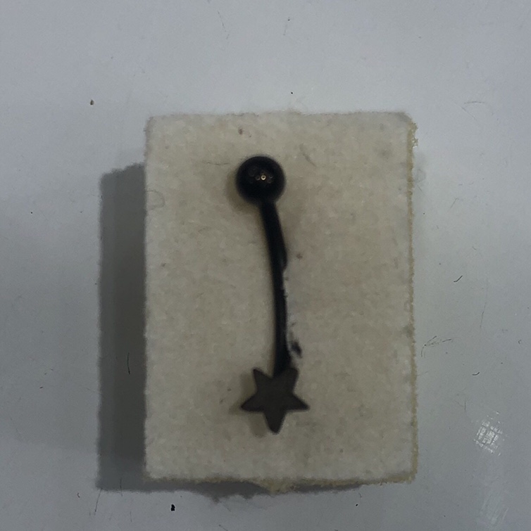 A black five-pointed star