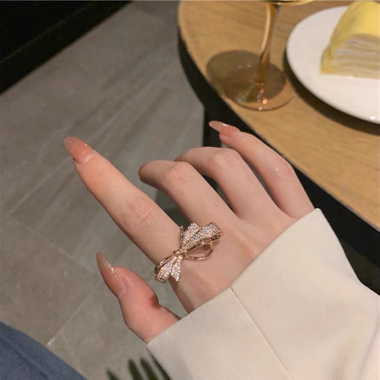 A high-end and elegant bow ring for women, a niche, light luxury, fashionable and individual style on Instagram, a trendy index finger ring with an exquisite opening Application Scenario