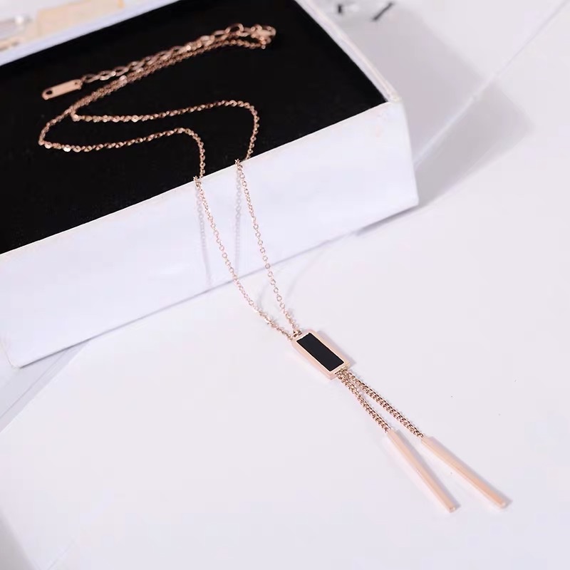 Simple and stylish Korean style necklace, versatile and elegant sweater chain, long style 13 Application Scenario