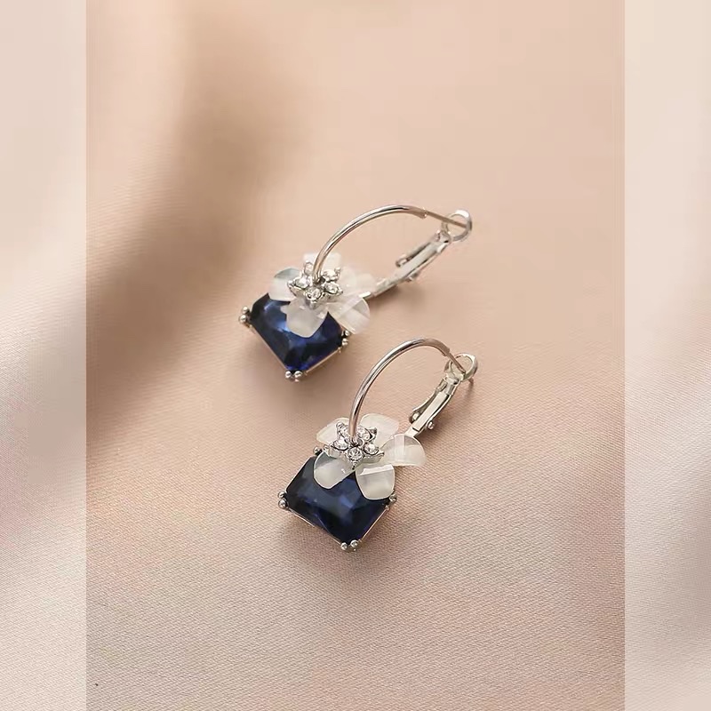 A new Korean-style fashionable, exquisite and light luxury ear hook with a high-end and elegant feel Specification image