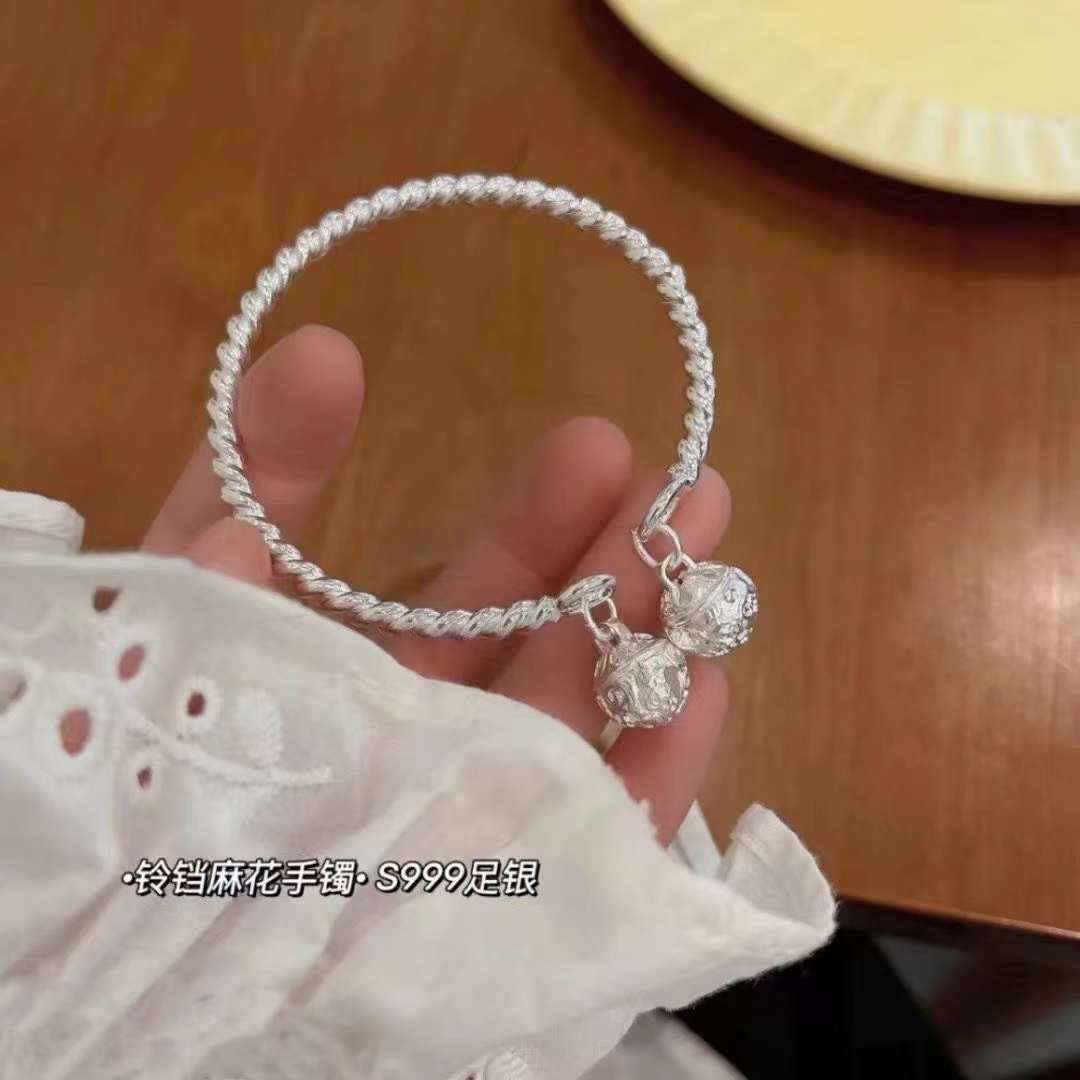 今七夕爆款抖音爆款手镯，一步一响一步一想麻花宫铃手镯，足银999，克重25g！产品图