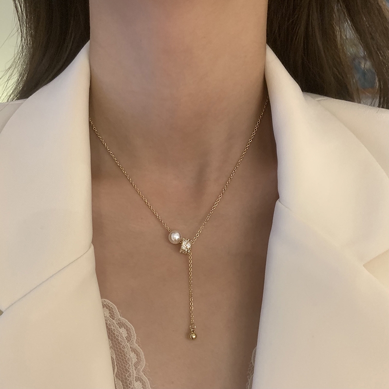 Pearl necklace, women's summer light luxury, niche design sense, collarbone chain, neck chain, simple new accessory Application Scenario