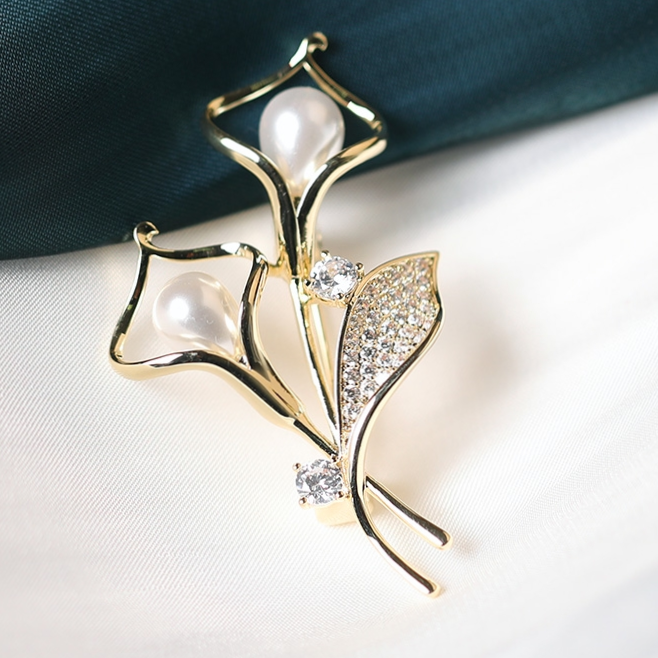 Trumpet brooch