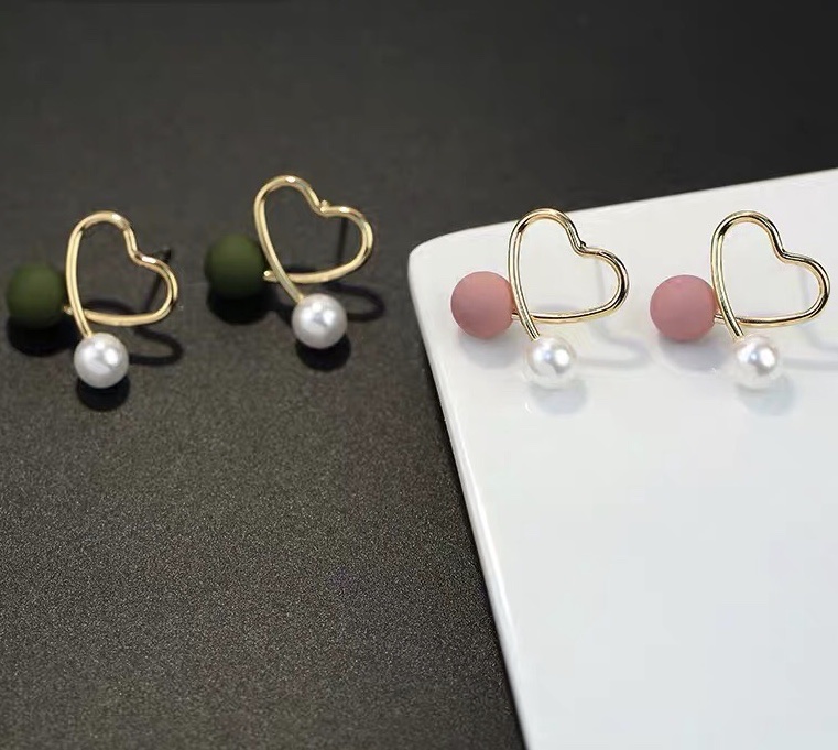 Hollowed-out heart-shaped pearl earrings are simple, small, fashionable and cute for teenage girls Application Scenario