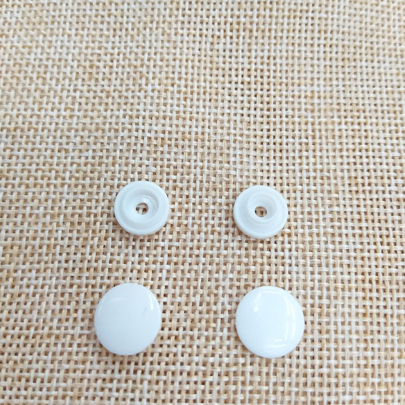 Wholesale of clothing accessories, resin four-piece buttons, resin buttons, plastic four-piece buttons and colored buttons Specification image