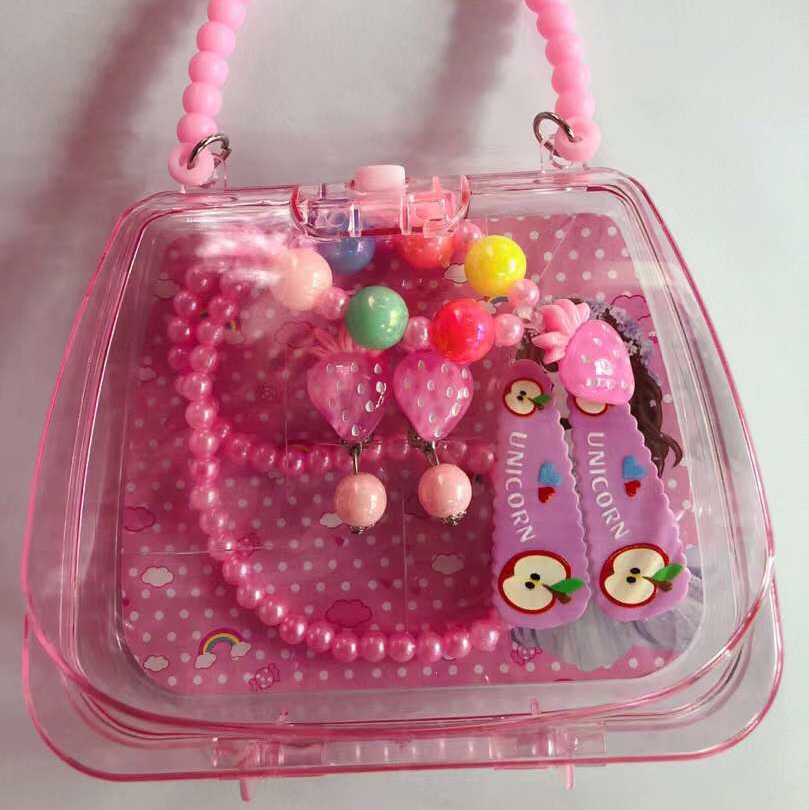 小手提盒装耳夹项链搭配