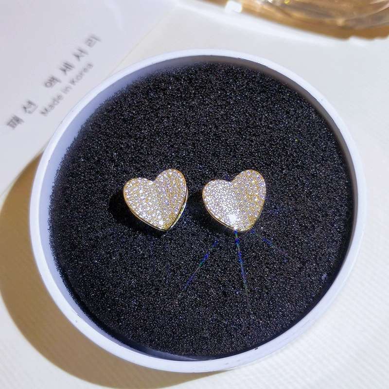 New trendy earrings with heart-shaped earrings full of diamonds, no need to take them off while sleeping, a bestseller among female Internet celebrities Item Picture