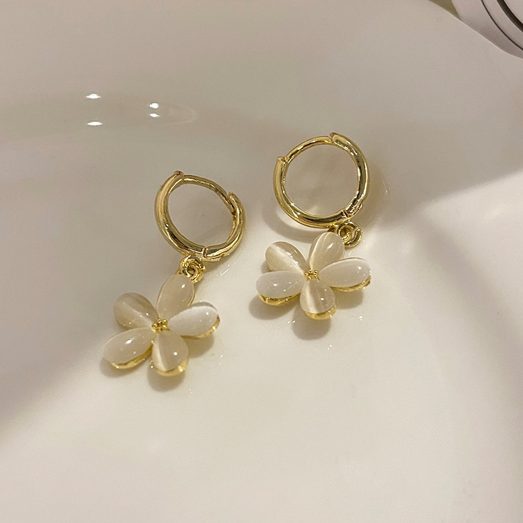 Flower-shaped earrings for women in summer, with a high-end, light luxury and cold style. New trendy forest-themed stud earrings and ethereal earrings
