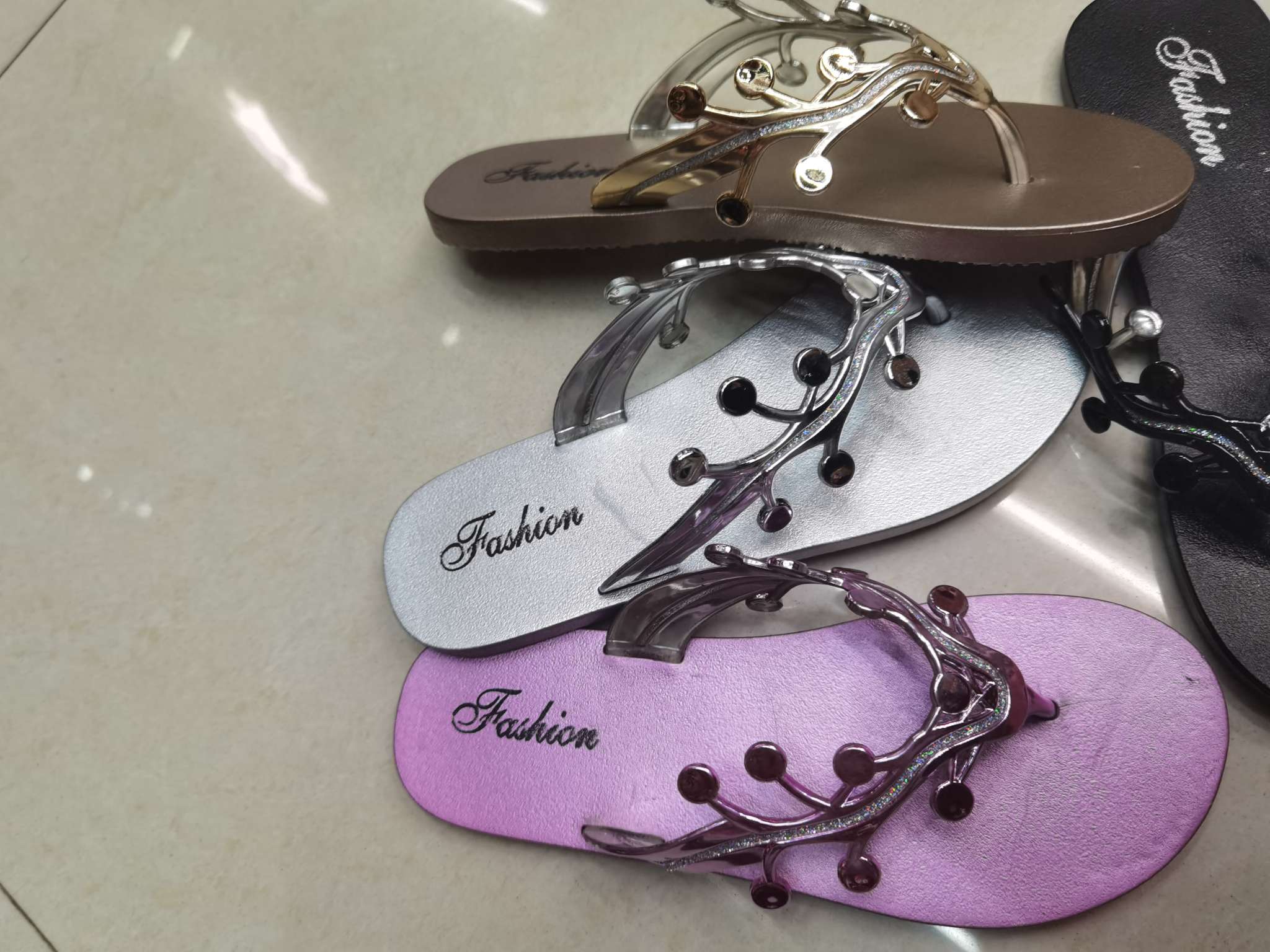 Electroplated oil flash women's flip-flops 2 Application Scenario