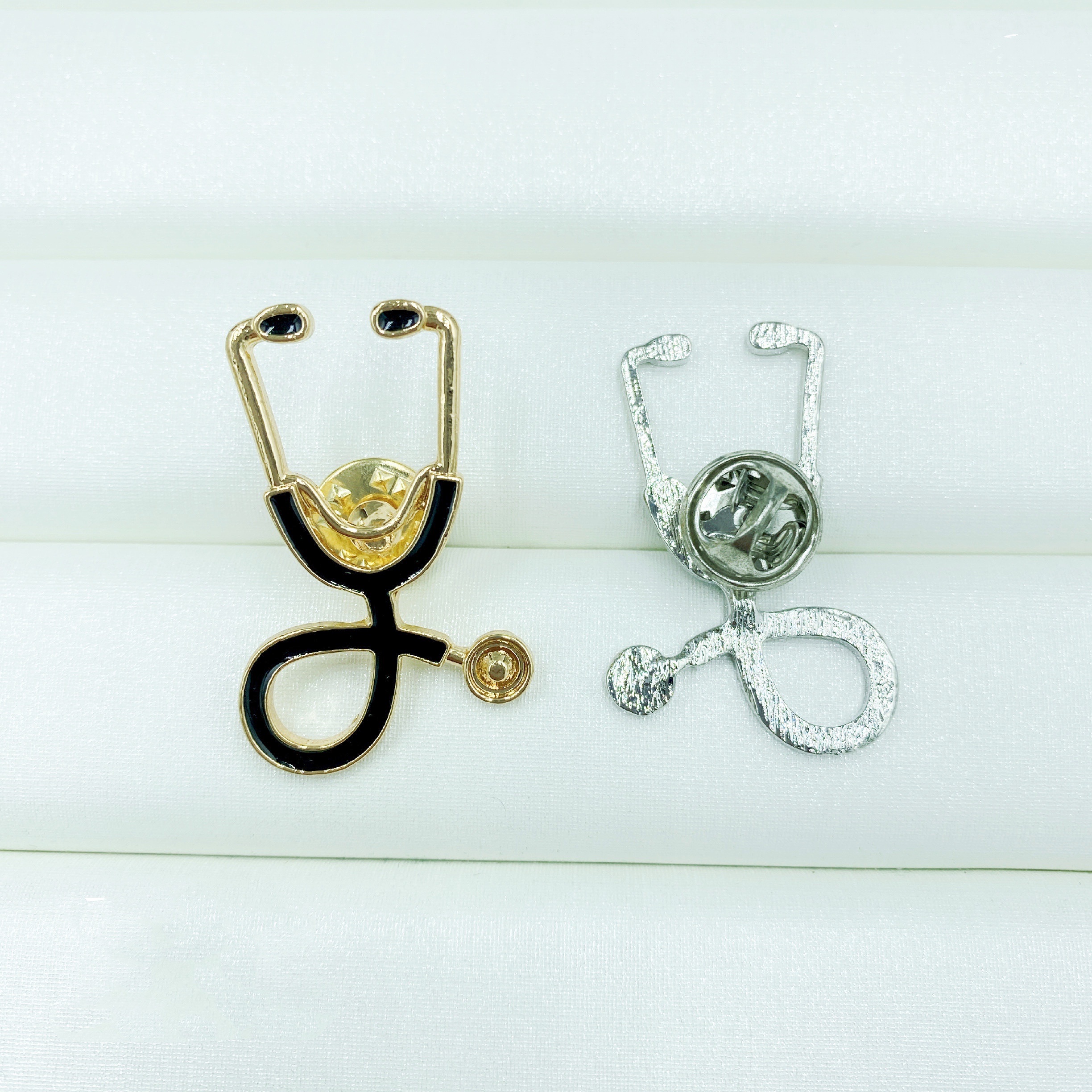 Factory direct sales of cross-border medical stethoscopes, cartoon brooches and corsages Application Scenario