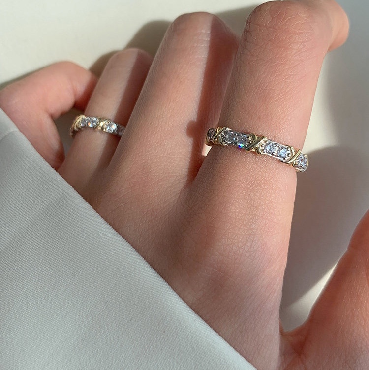 The "National Trend Design" sparkling diamond index finger ring is a light luxury internet-famous ring. It is a trendy and fashionable accessory for women on Instagram, with a unique and elegant temperament