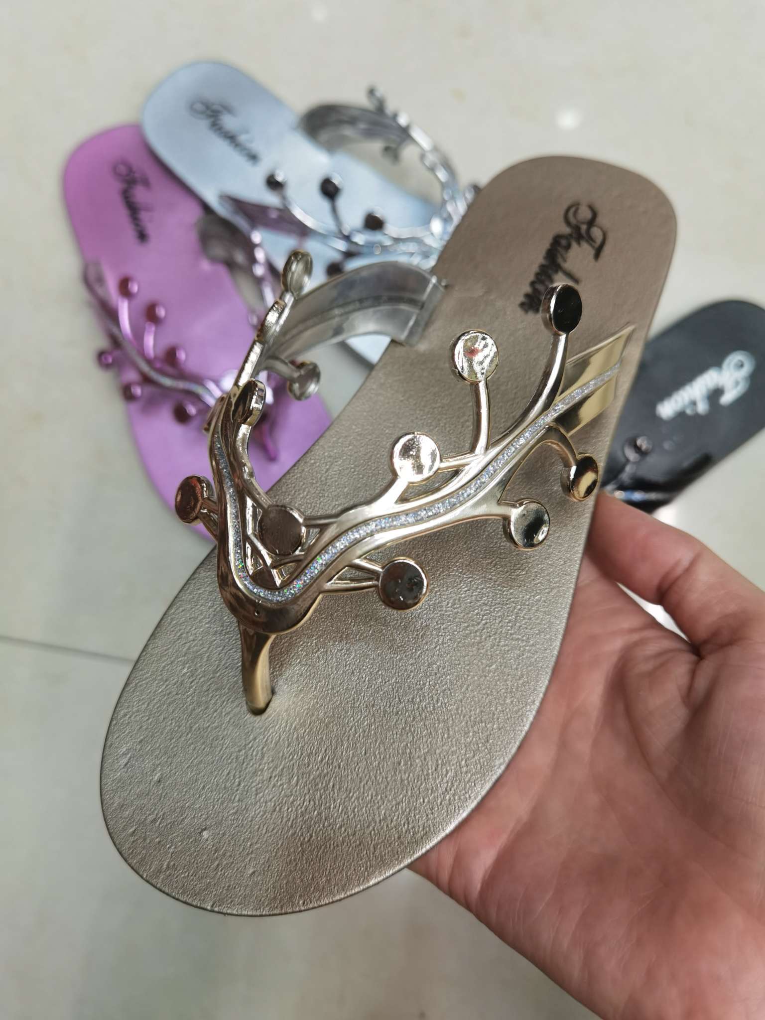 Electroplated oil flash women's flip-flops 2 details Picture