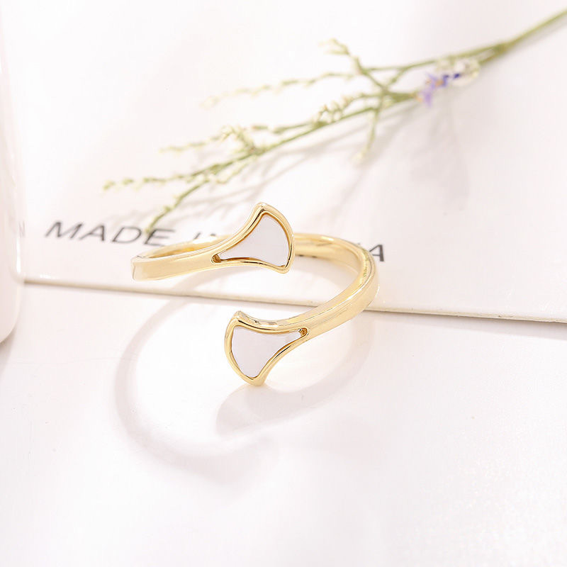 Chenglong Jewelry's apricot leaf-shaped, sweet and unique, open index finger ring is a girl's fresh, elegant, versatile, simple and fashionable ring CL01081-20 Application Scenario