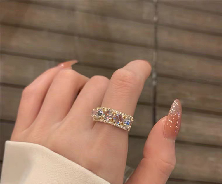 A trendy and unique super flash zircon open index finger ring for women, featuring a light luxury and niche design, is an exquisite and fashionable ring on Instagram Application Scenario