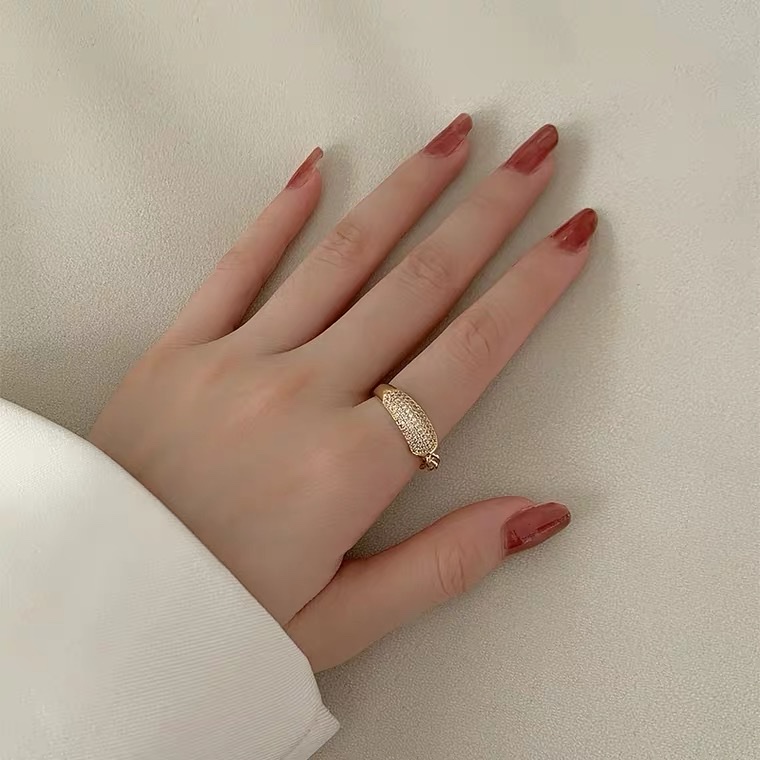 This is a trendy and individualistic ring that imitates the style of big brands. It features a cold and cool style for women on Instagram, with an open index finger ring. It is a niche design and a popular ring Application Scenario