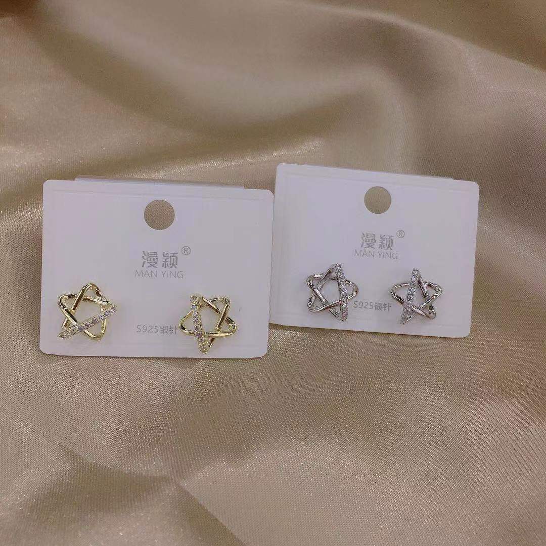 Small hollowed-out five-pointed star stud earrings, simple and elegant. Hollowed-out stars, versatile geometric Korean earrings for women
