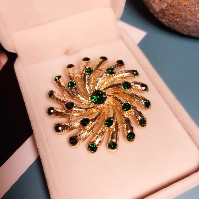 Spin the loop brooch